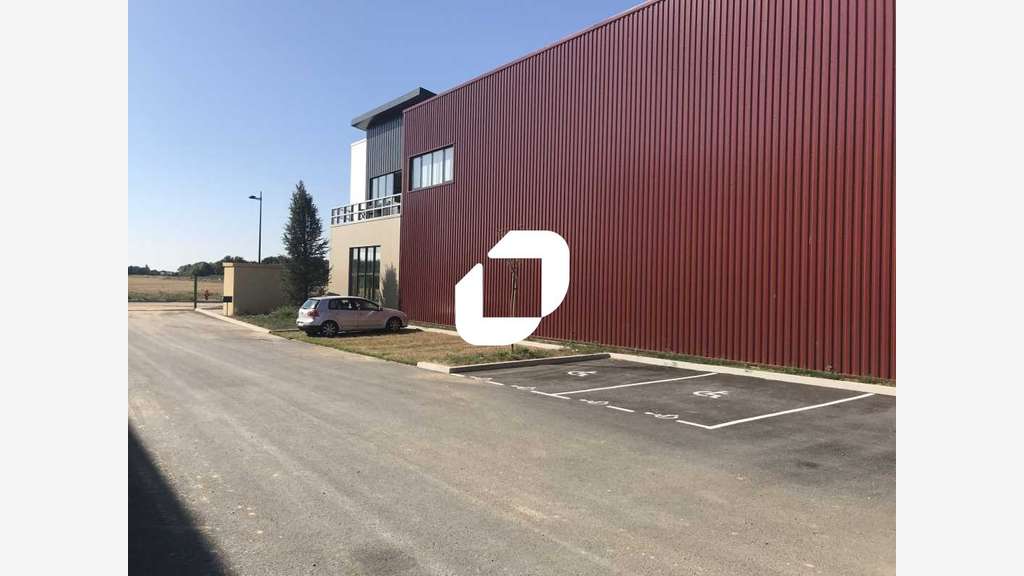 Au coeur du Carré Sénart, à proximité du golf de G