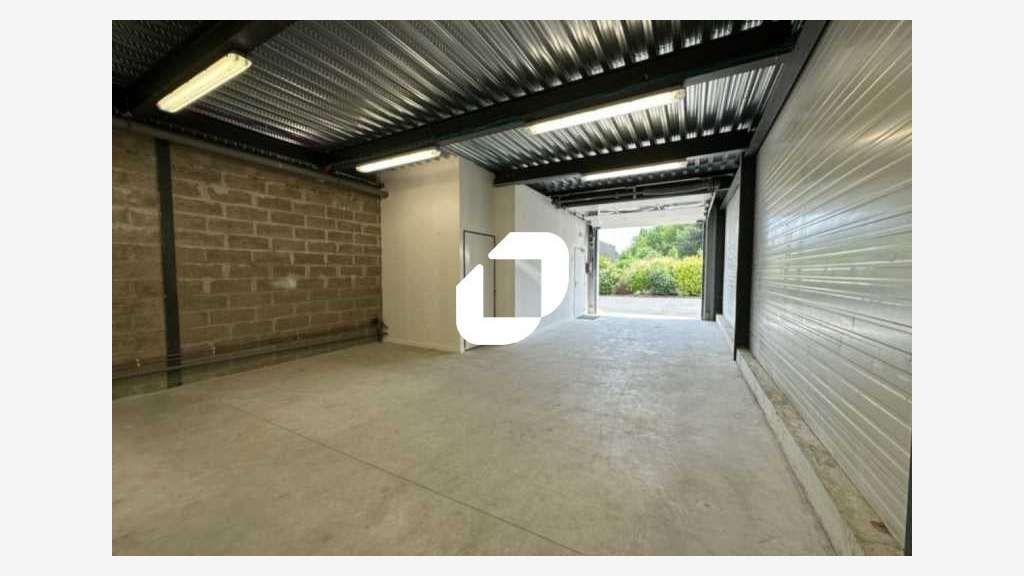 Situé idéalement à la sortie de l'autoroute N6 et