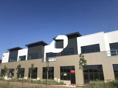 Au coeur du Carré Sénart, à proximité du golf de G