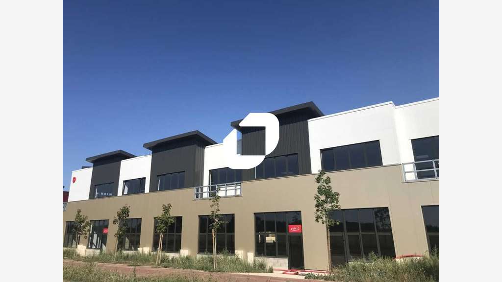 Au coeur du Carré Sénart, à proximité du golf de G