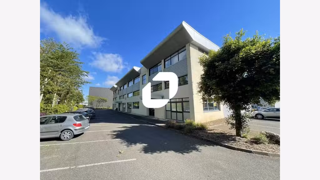 A proximité immédiate de la Francilienne N104, Imm