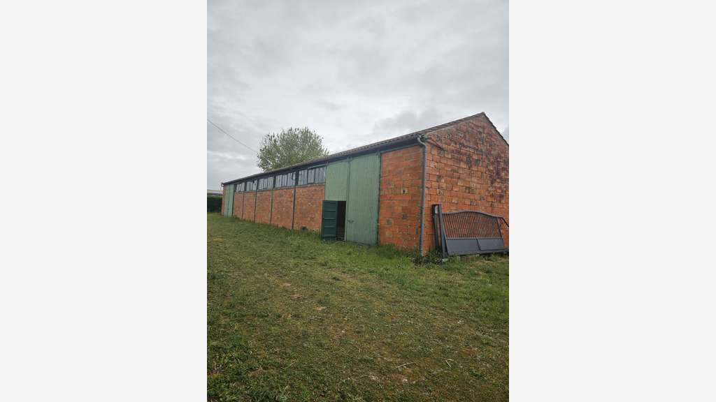 Location entrepôt 235m² à Saint-Porchaire (17)