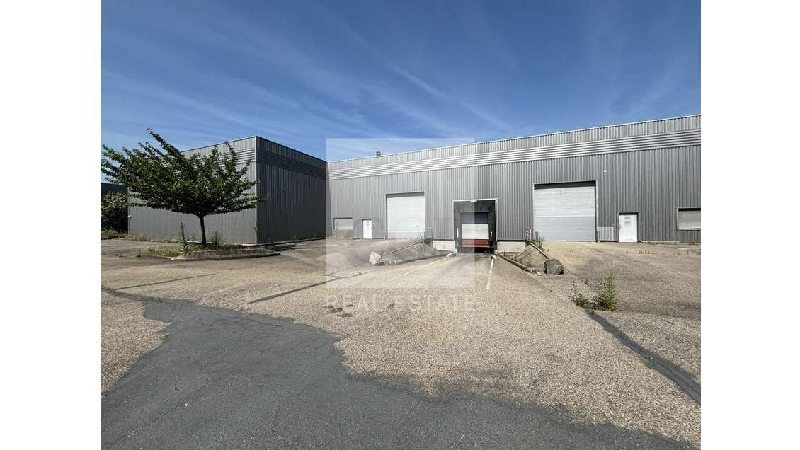 Local d'activité 3510m² à louer à Saint Priest