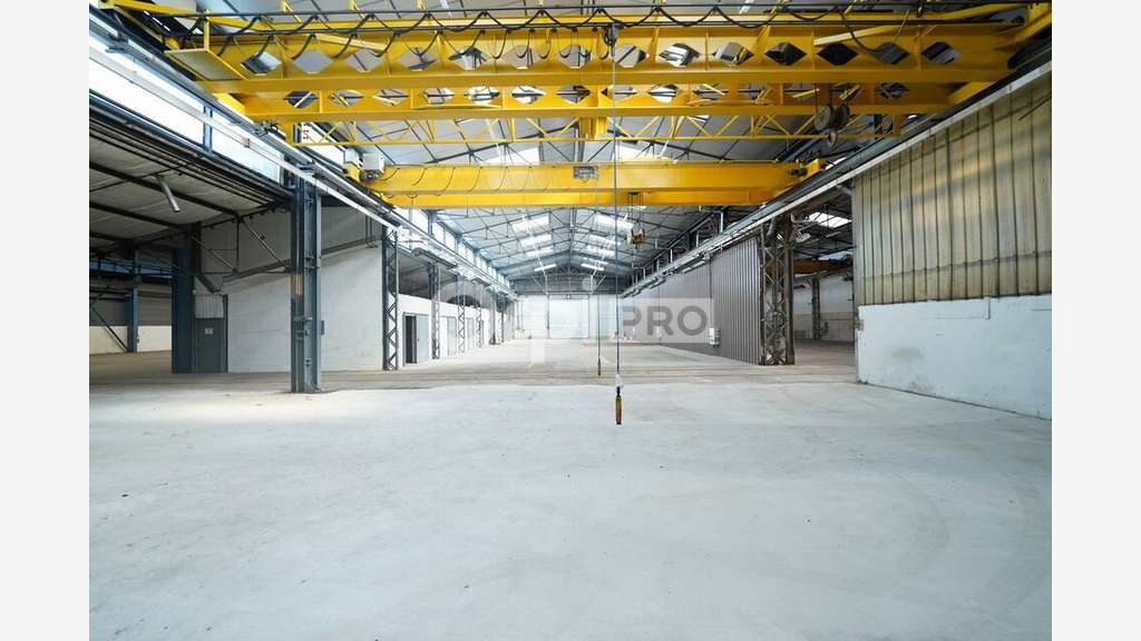 Bâtiment industriel 3800m² à louer à Saint Priest