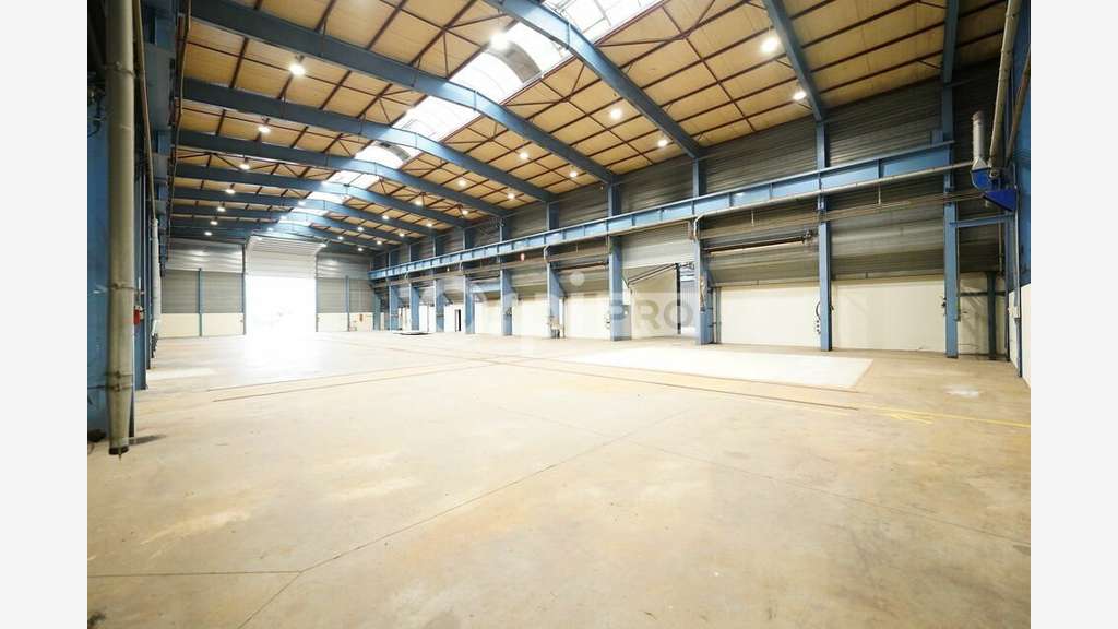 Bâtiment industriel 3800m² à louer à Saint Priest