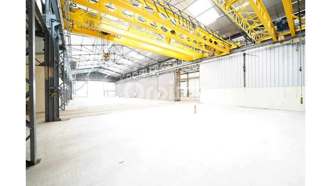 Bâtiment industriel 3800m² à louer à Saint Priest