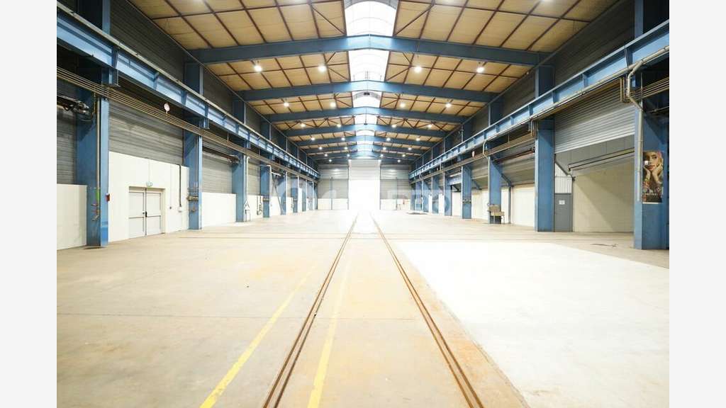 Bâtiment industriel 3800m² à louer à Saint Priest