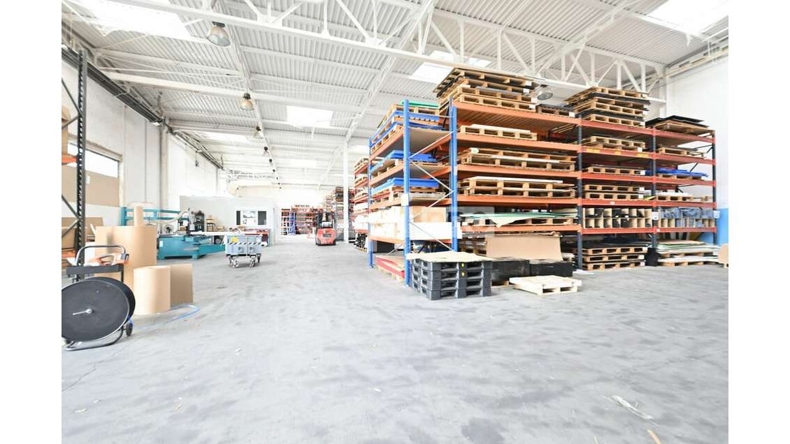 Local d'activité à louer 1 000m² à Saint Priest