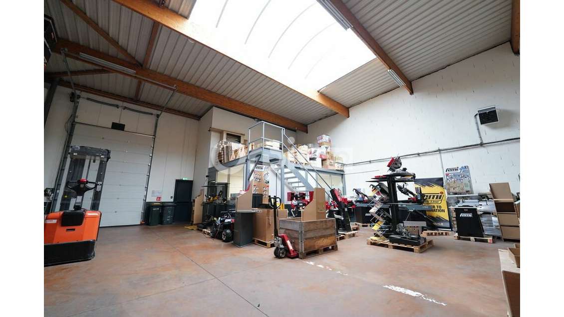 Local d'activité de 1971m² à louer à Saint Priest