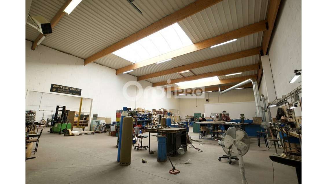 Local d'activité de 1971m² à louer à Saint Priest