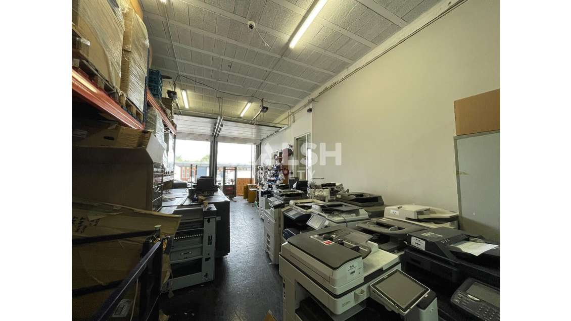 Local d'activités 924m² avec quais à Saint Priest