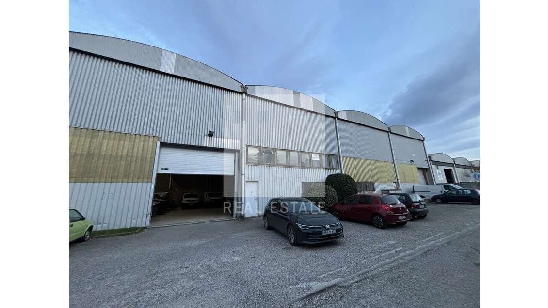 Local d'activité 700m² à louer à Saint Priest