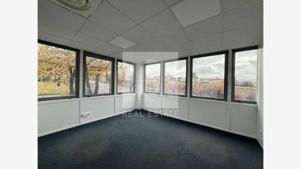 Local d'activité de 1320m² à louer à Saint Priest