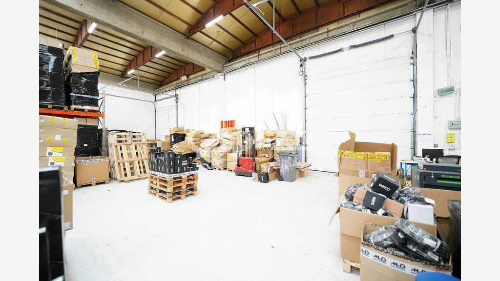 A louer local de 680m² accès PL à Saint-Priest