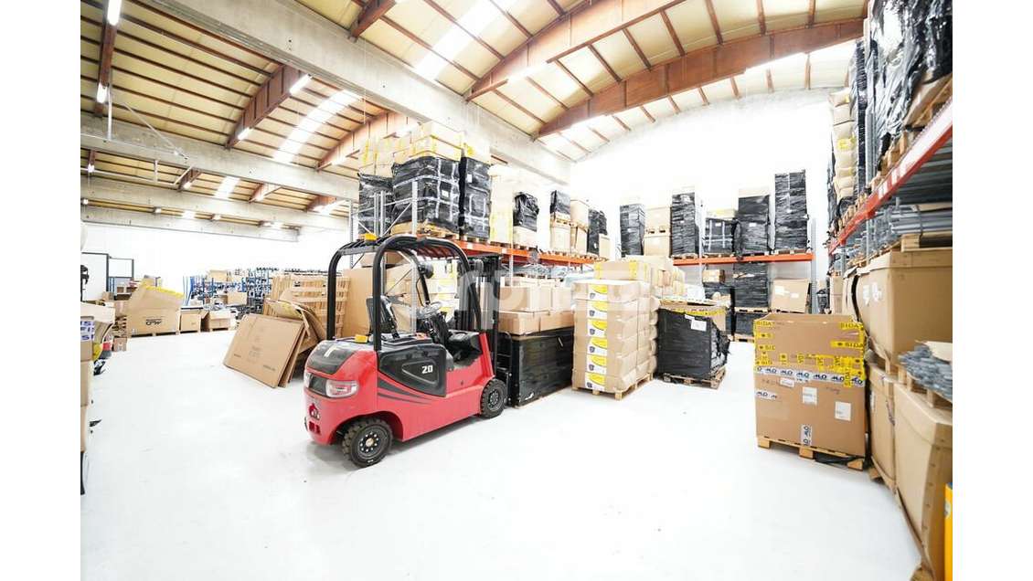 A louer local de 680m² accès PL à Saint-Priest