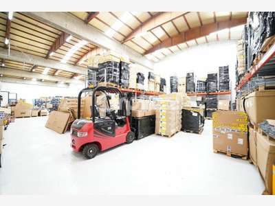 A louer local de 680m² accès PL à Saint-Priest