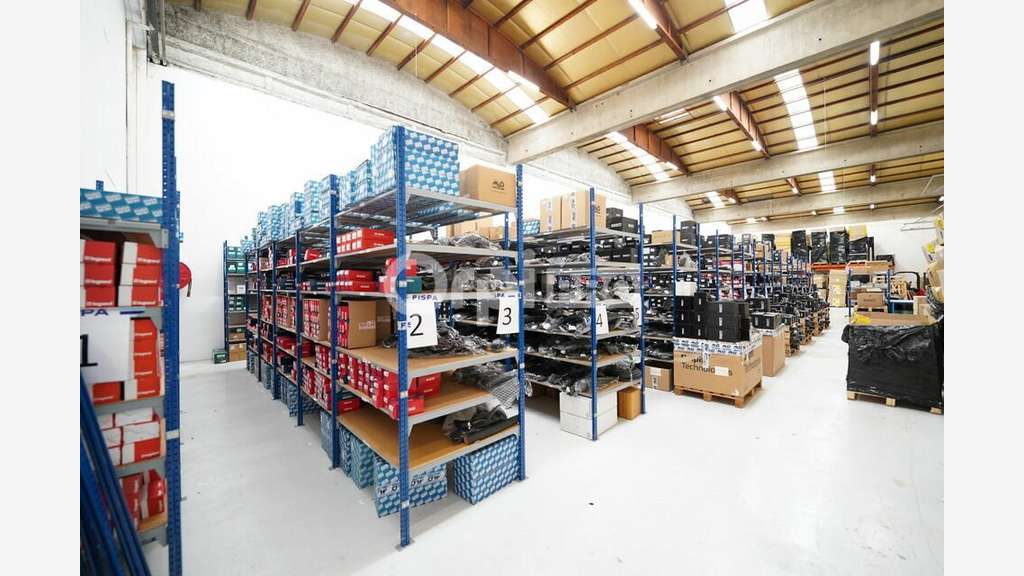A louer local de 680m² accès PL à Saint-Priest