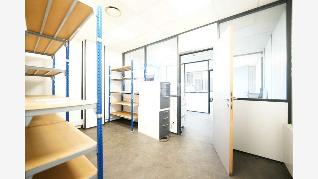 A louer local de 680m² accès PL à Saint-Priest