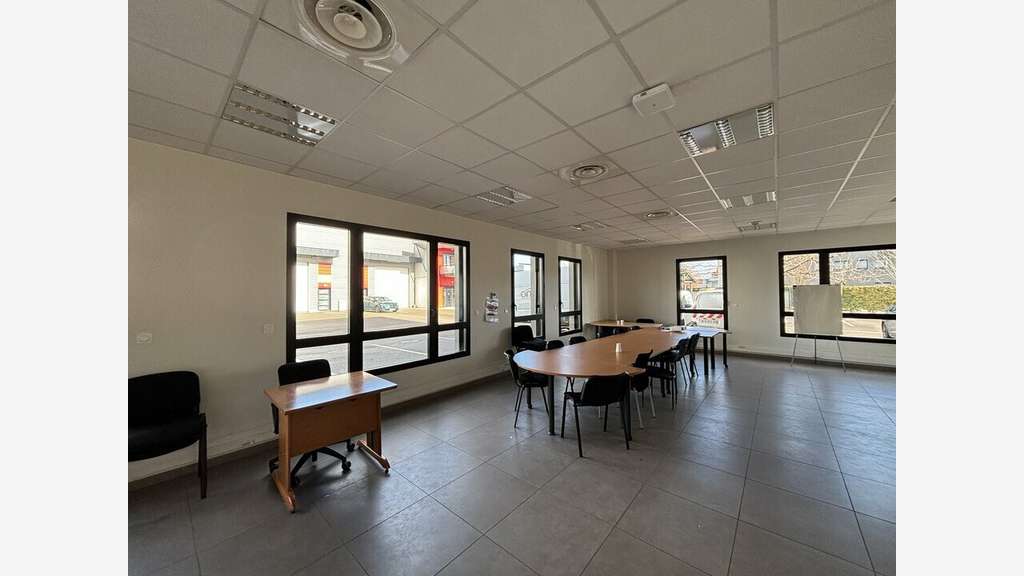 A louer local d'activités mixte 598m² Saint-Priest