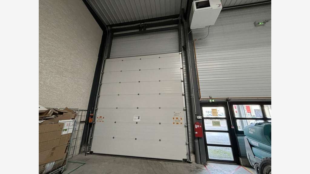 A louer local d'activités mixte 598m² Saint-Priest