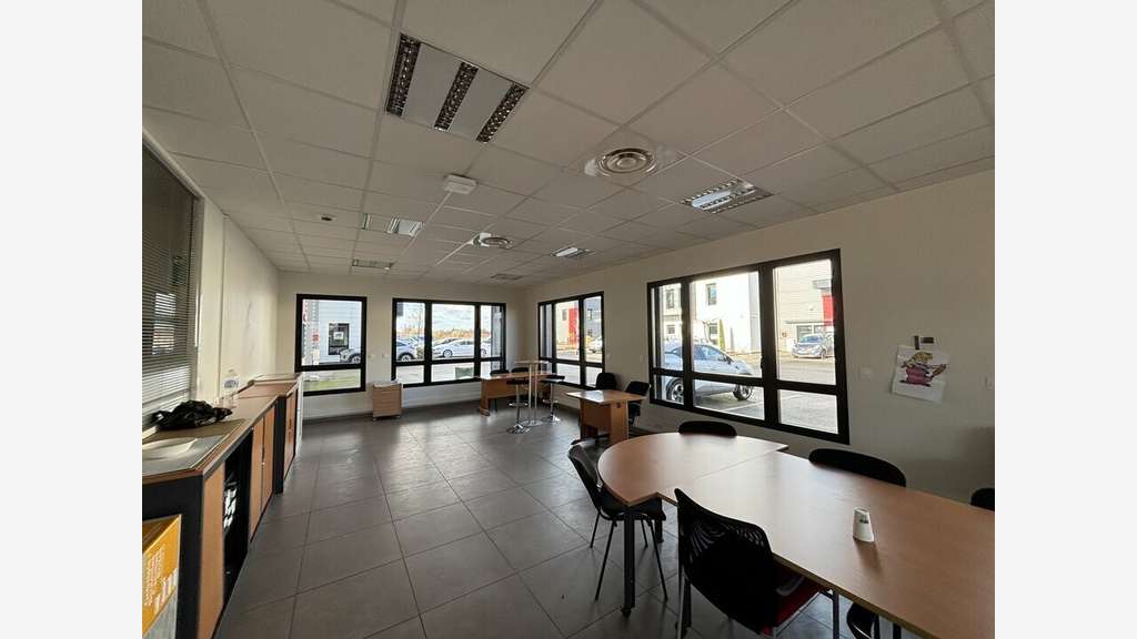 A louer local d'activités mixte 598m² Saint-Priest