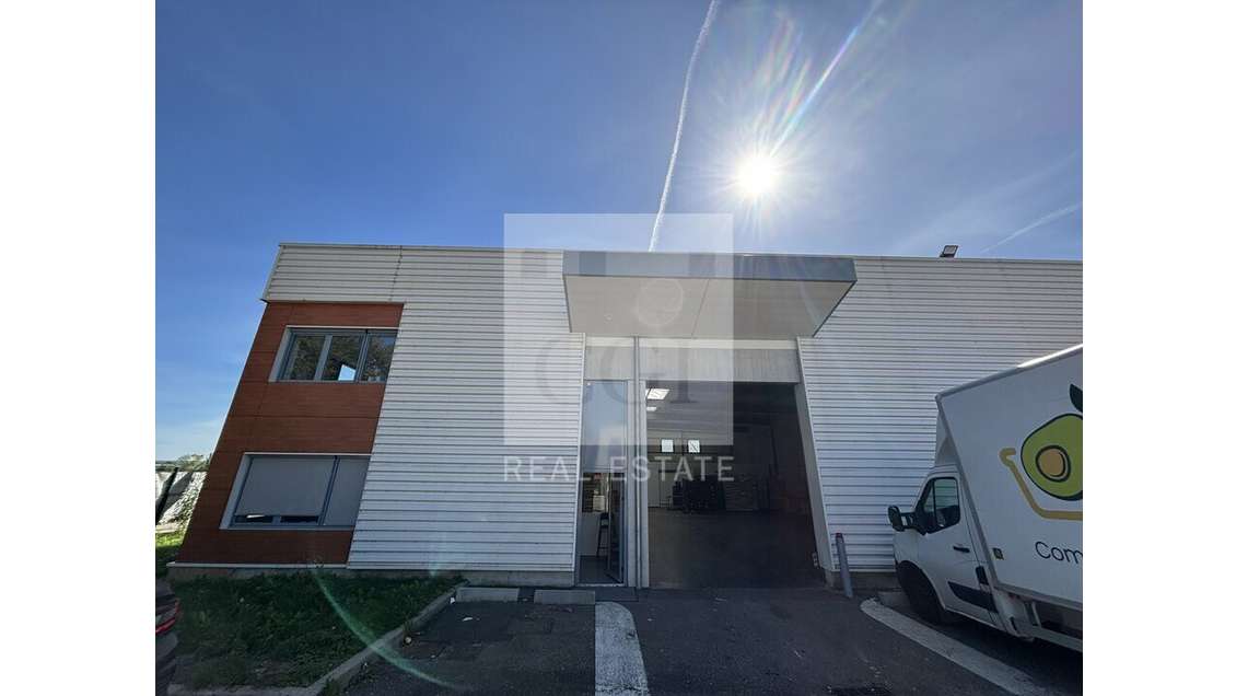 Local d'activité 670m² à louer à Saint Priest