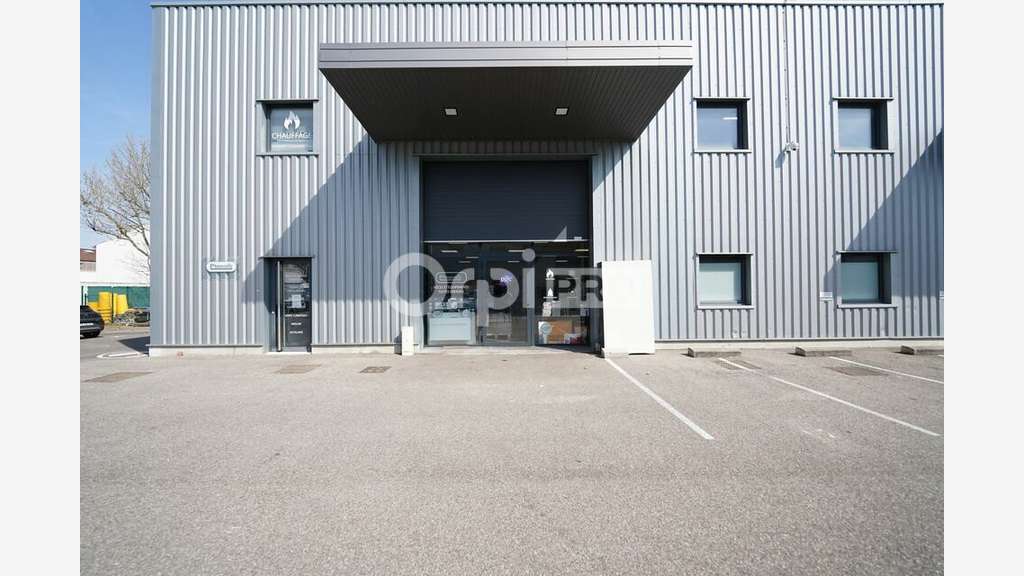 Entrepôts de 356m² à louer à Saint-Priest