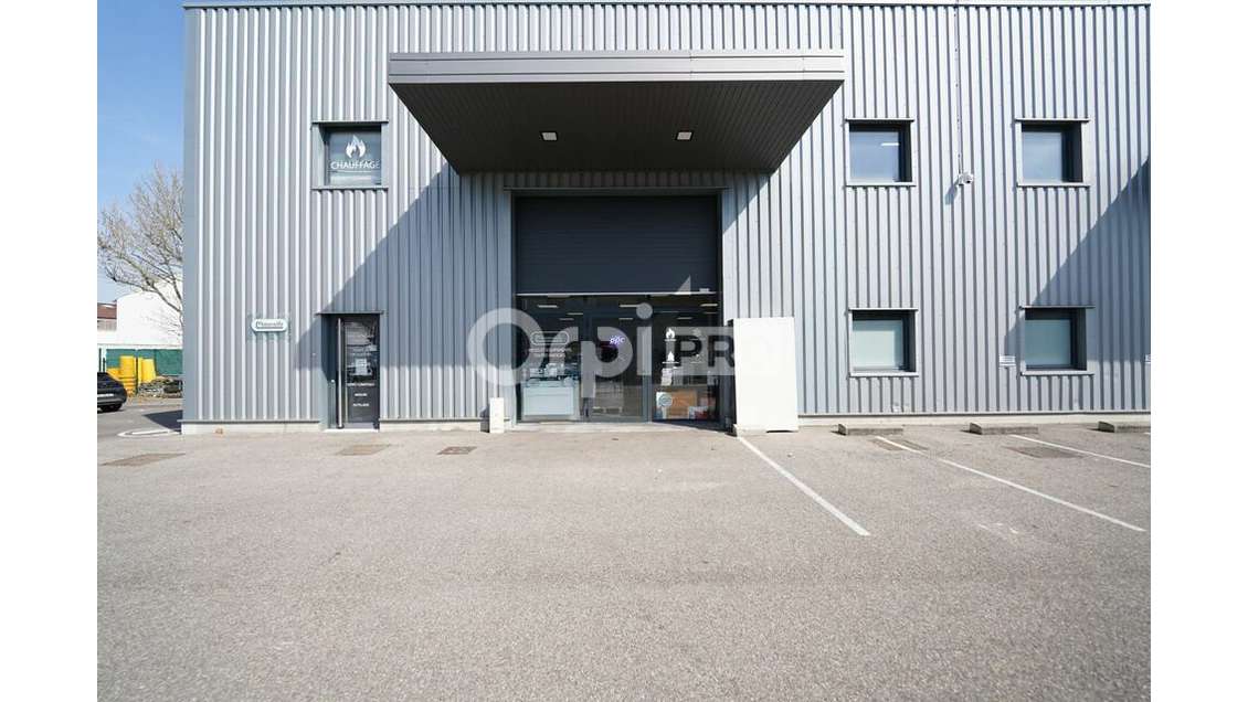 Entrepôts de 356m² à louer à Saint-Priest