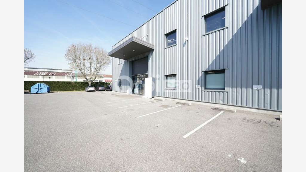Entrepôts de 356m² à louer à Saint-Priest