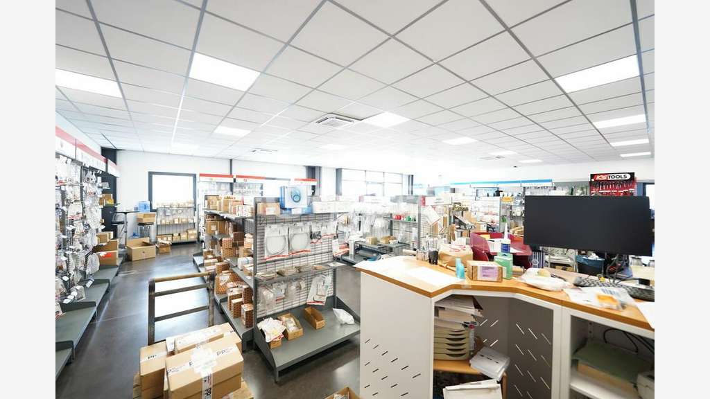 Entrepôts de 356m² à louer à Saint-Priest
