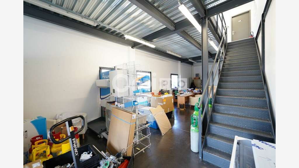 Entrepôts de 356m² à louer à Saint-Priest