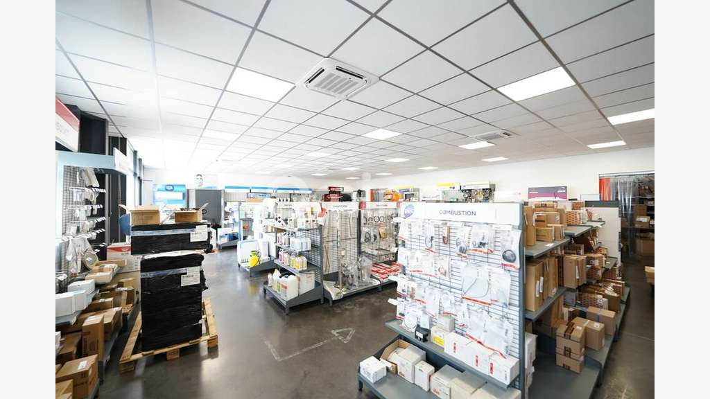 Entrepôts de 356m² à louer à Saint-Priest