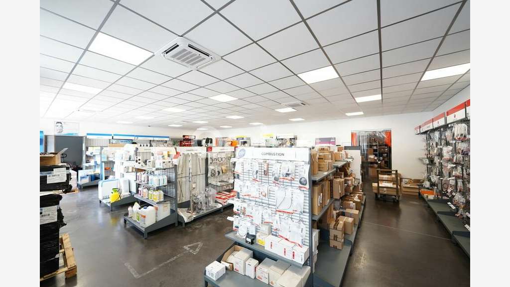 Entrepôts de 356m² à louer à Saint-Priest