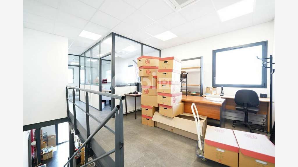 Entrepôts de 356m² à louer à Saint-Priest