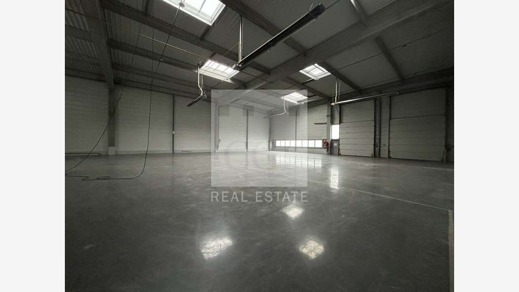 Local d'activités de 972m² à louer à Saint Priest