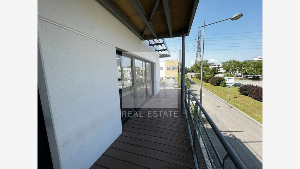 Loue bureaux local d'activités 2570m² Saint Priest