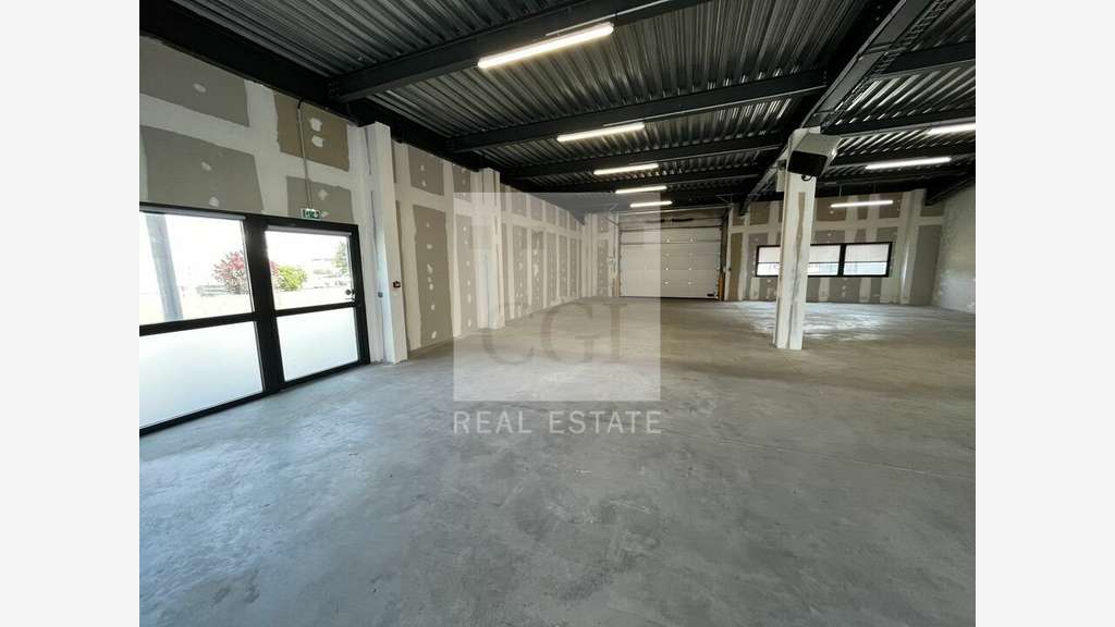 Loue bureaux local d'activités 2570m² Saint Priest