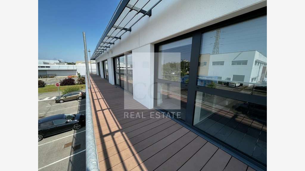 Loue bureaux local d'activités 2570m² Saint Priest