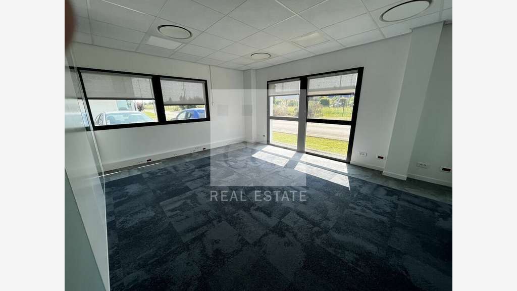 Loue bureaux local d'activités 2570m² Saint Priest