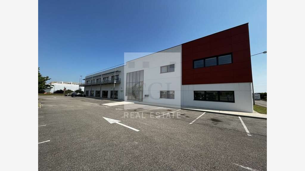 Loue bureaux local d'activités 2570m² Saint Priest