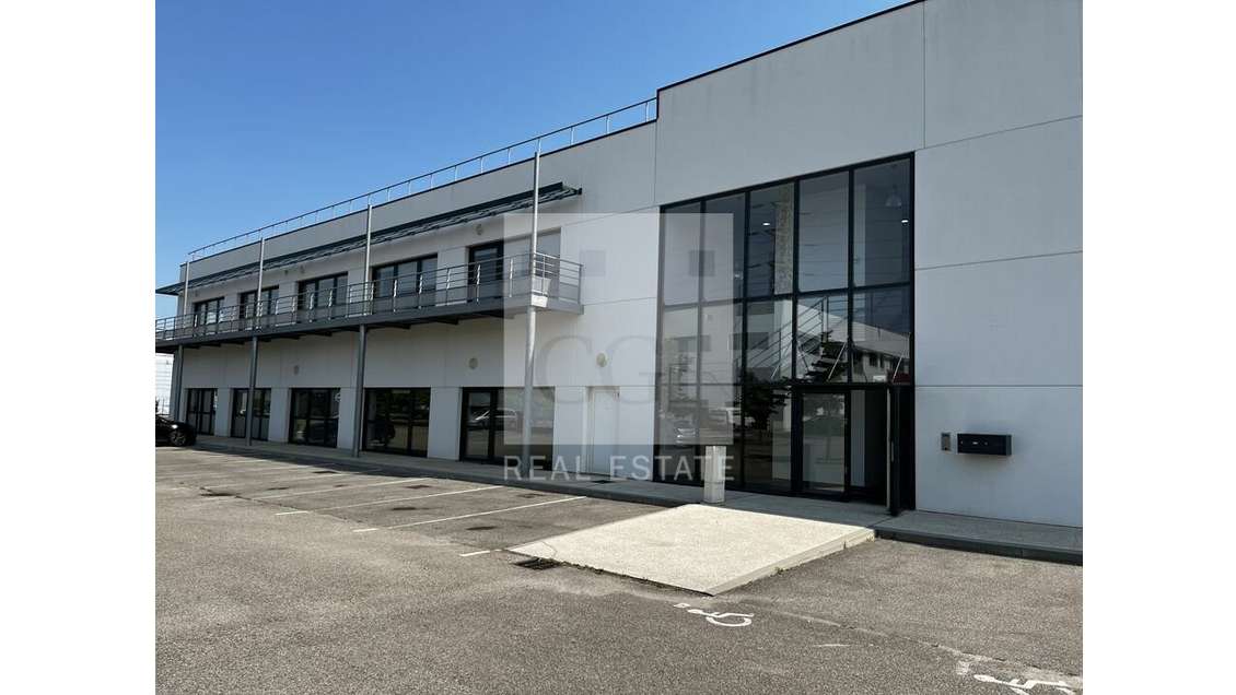 Loue bureaux local d'activités 2570m² Saint Priest