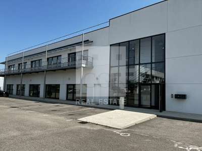 Loue bureaux local d'activités 2570m² Saint Priest
