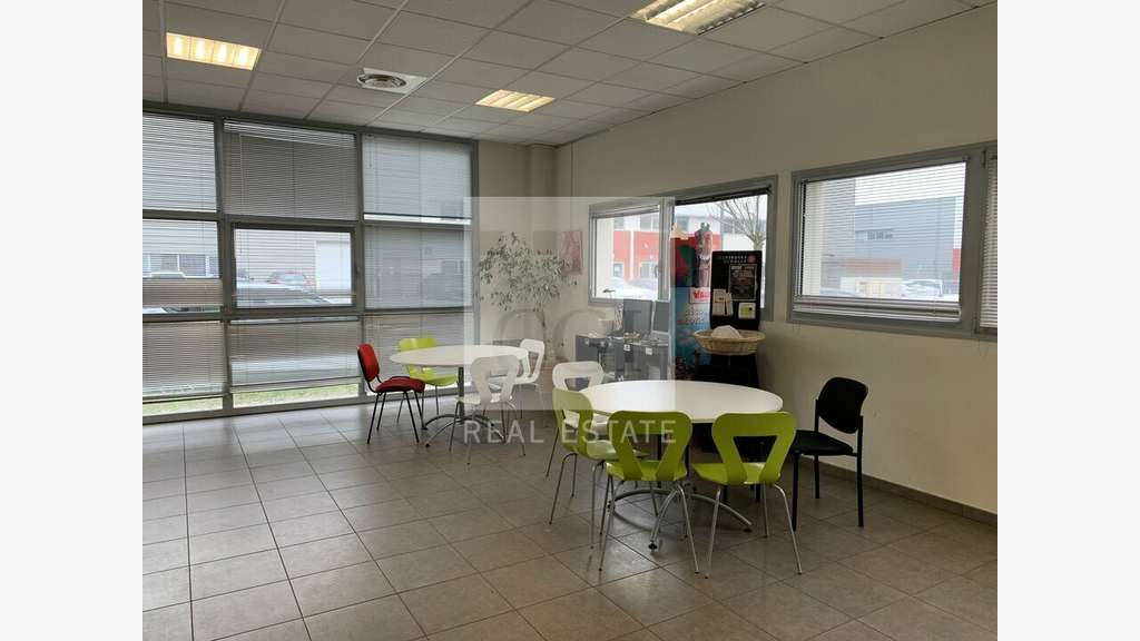 Local mixte de 1631m² à louer à Saint Priest