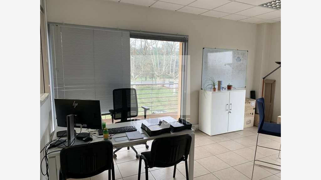 Local mixte de 1631m² à louer à Saint Priest