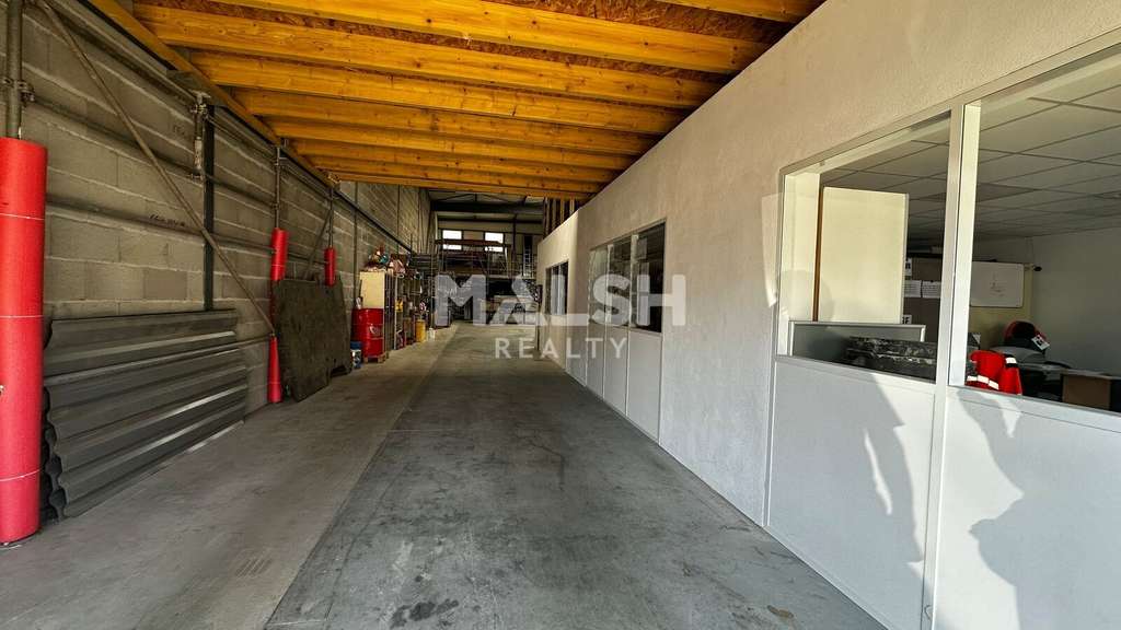 A louer locaux d'activités 975m² à Saint Priest