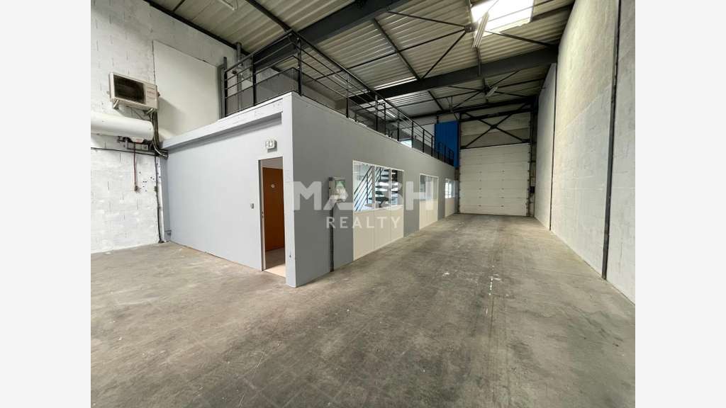 A louer locaux d'activités 975m² à Saint Priest