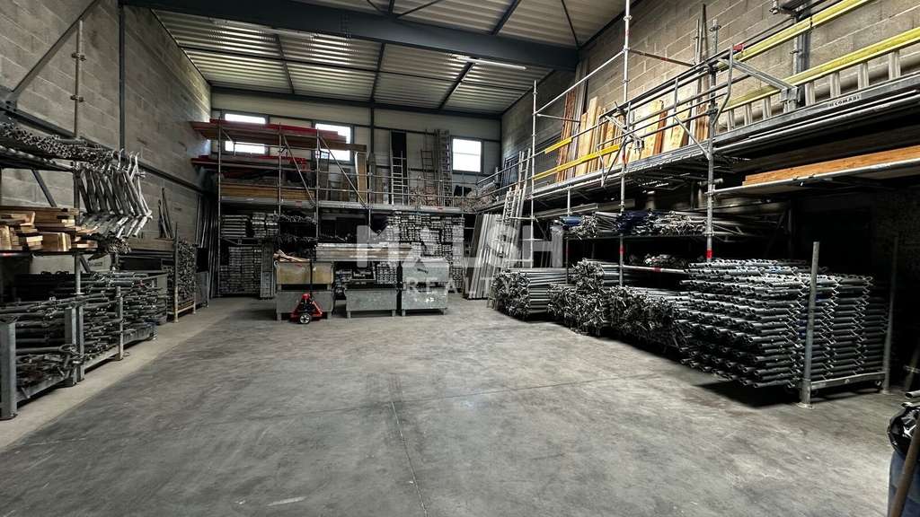 A louer locaux d'activités 975m² à Saint Priest