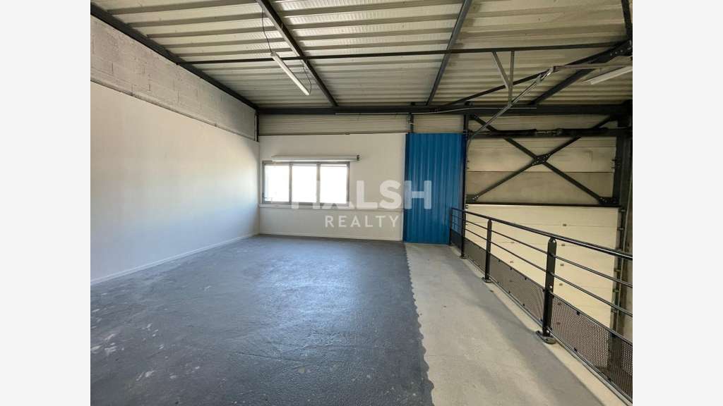 A louer locaux d'activités 975m² à Saint Priest