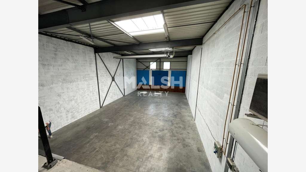 A louer locaux d'activités 975m² à Saint Priest