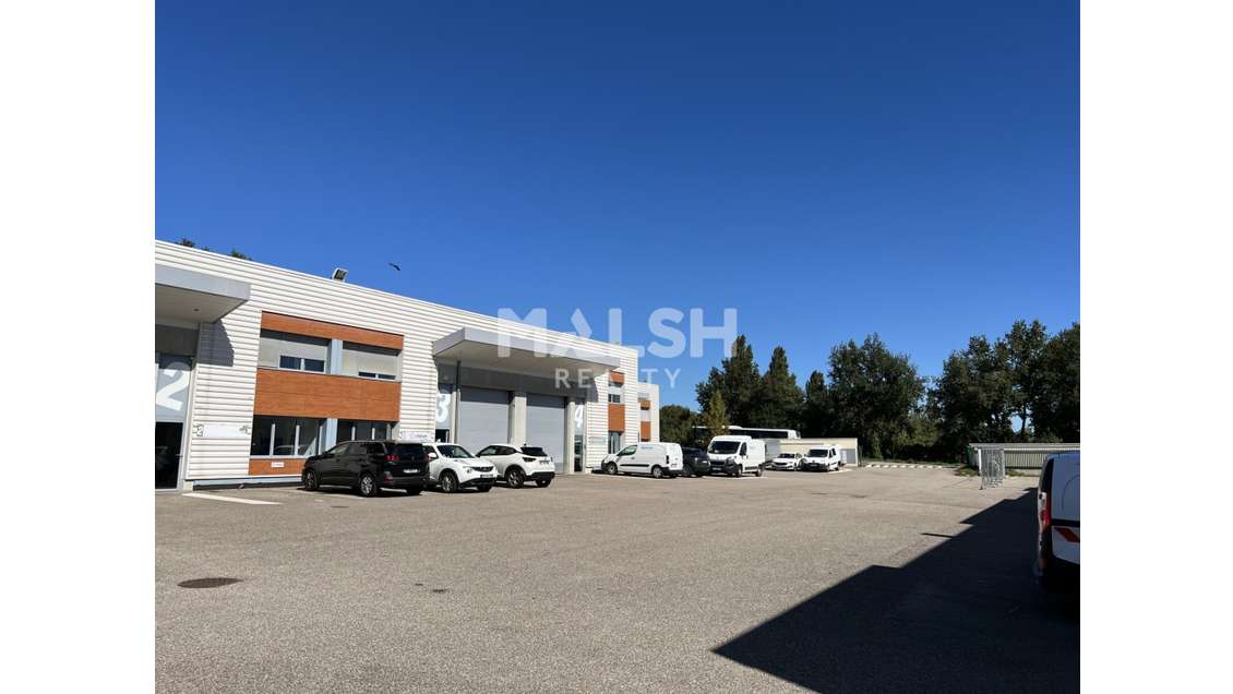 A louer locaux d'activités 975m² à Saint Priest